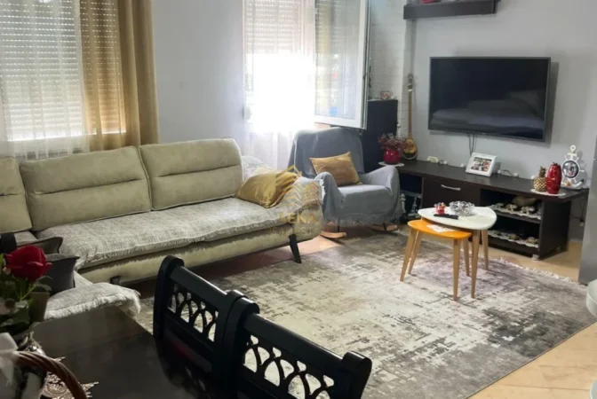 Tirane, jepet me qera apartament 2+1+Ballkon Kati 7, 85 m² 450 € (Rruga Kastriotet)