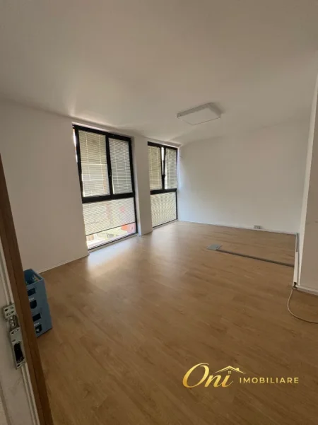 Tirane, jepet me qera zyre Kati 7, 260 m² 6.500 € (RRUGA E KAVAJES)
