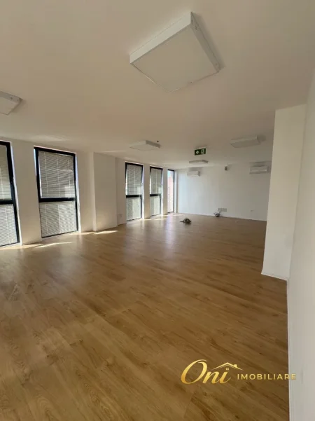 Tirane, jepet me qera zyre Kati 7, 260 m² 6.500 € (RRUGA E KAVAJES)