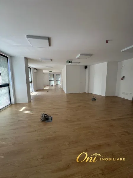 Tirane, jepet me qera zyre Kati 7, 260 m² 6.500 € (RRUGA E KAVAJES)