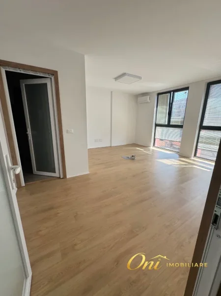 Tirane, jepet me qera zyre Kati 7, 260 m² 6.500 € (RRUGA E KAVAJES)