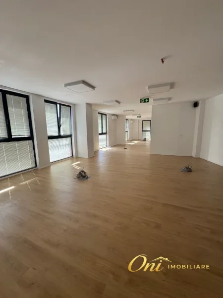 Tirane, jepet me qera zyre Kati 7, 260 m² 6.500 € (RRUGA E KAVAJES)