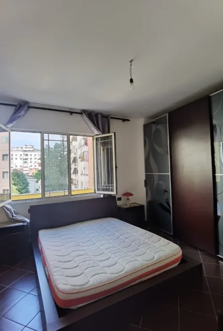 Tirane, jepet me qera apartament 3+1+Aneks+Ballkon , 600 € (yzberisht)