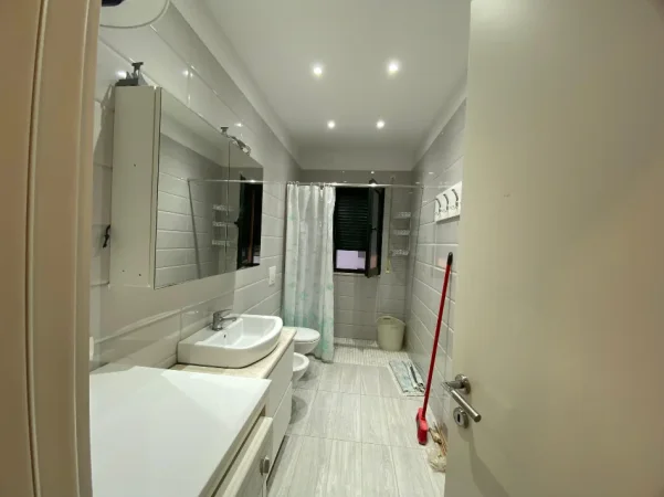 Tirane, jepet me qera 3+1+Ballkon , 