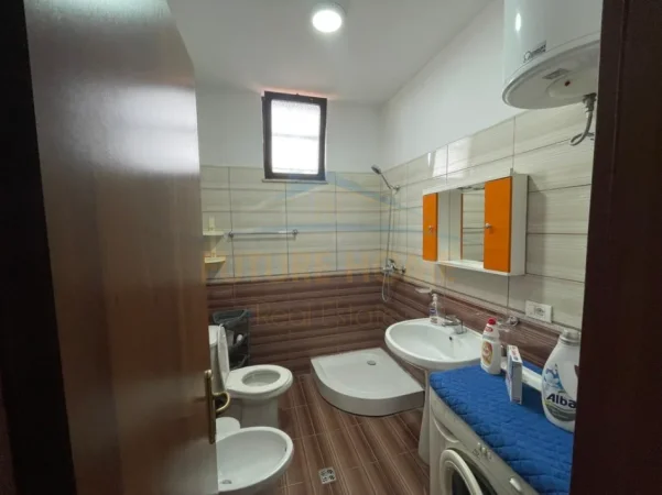 Tirane, jepet me qera apartament 1+1 Kati 5, 60 m² 520 € (Medreseja)