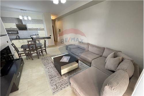 Tirane, jepet me qera apartament 2+1 Kati 3, 104 m² 1.000 Euro (Garda)