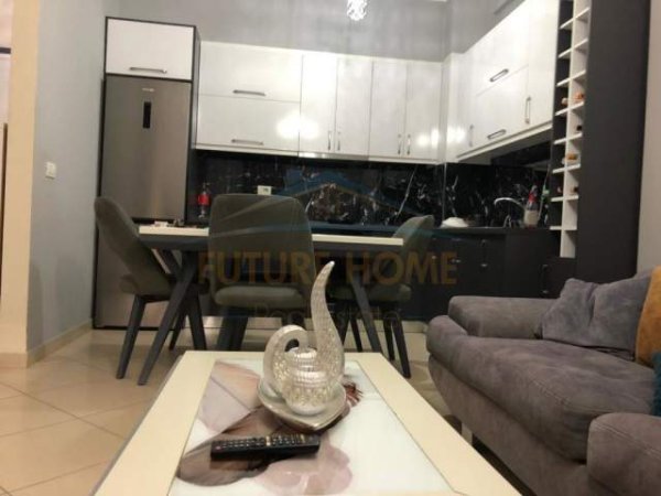 Tirane, jepet me qera apartament 1+1 Kati 8, 65 m² 400 Euro (Fusha e Aviacionit)