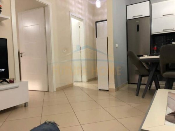 Tirane, jepet me qera apartament 1+1 Kati 8, 65 m² 400 Euro (Fusha e Aviacionit)