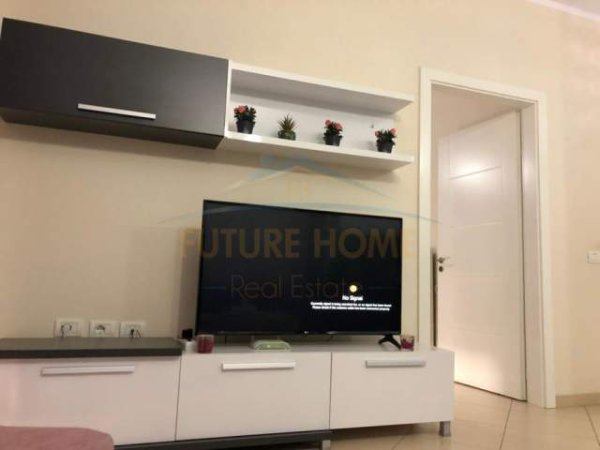 Tirane, jepet me qera apartament 1+1 Kati 8, 65 m² 400 Euro (Fusha e Aviacionit)