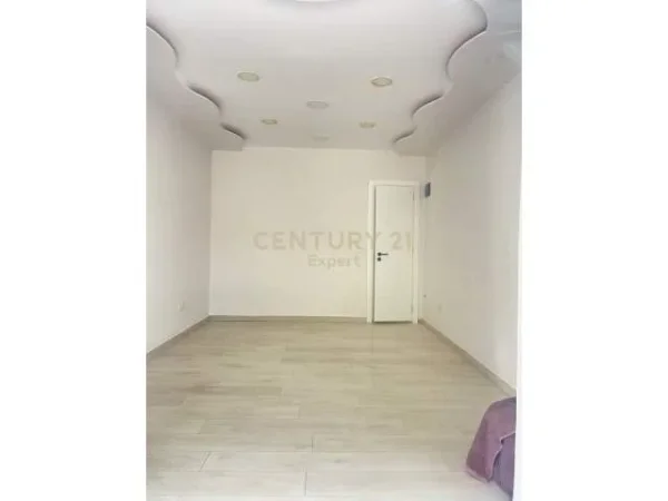 Tirane, jepet me qera 25 m² 550 Euro