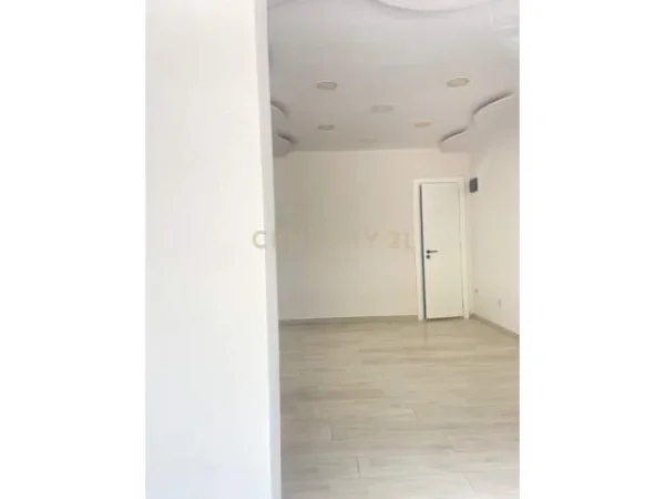 Tirane, jepet me qera 25 m² 550 Euro