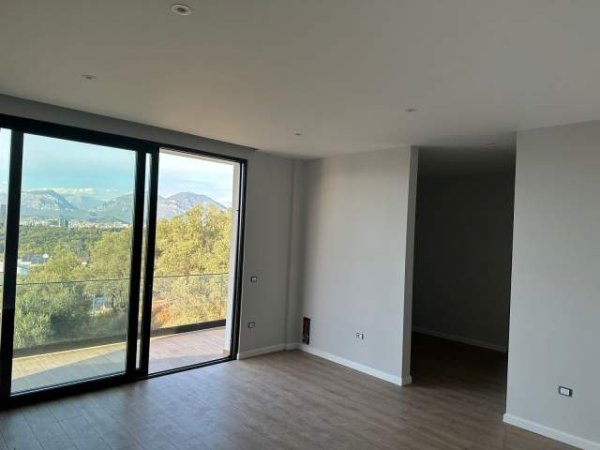 Tirane, jepet me qera Vile 5+1+BLK Kati 0, 420 m² 3.000 Euro (Liqeni i Thate)