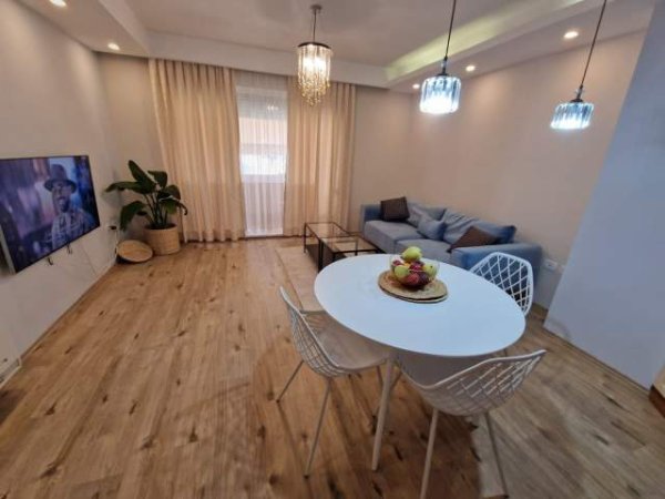 Tirane, jepet me qera apartament 2+1+BLK Kati 2, 85 m² 600 Euro (Ish-Parku Autobuzave)