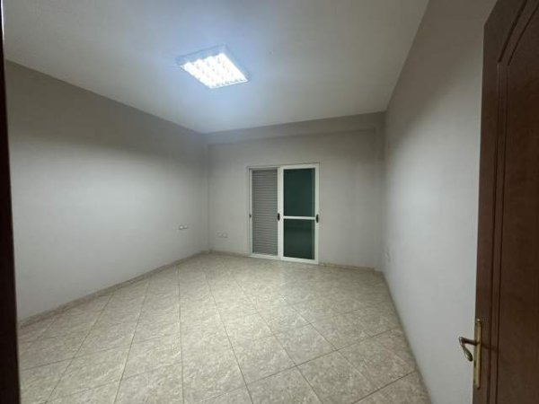 Tirane, jap me qera apartament 4+1 Kati 3, 250 m² 750 Euro (Kodra Diellit)