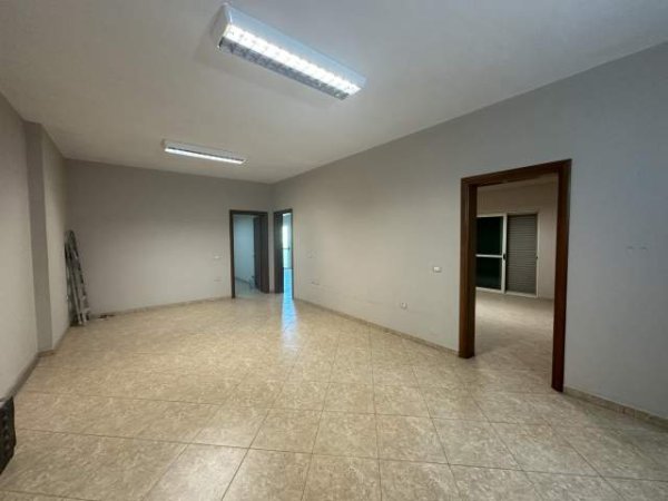 Tirane, jap me qera apartament 4+1 Kati 3, 250 m² 750 Euro (Kodra Diellit)