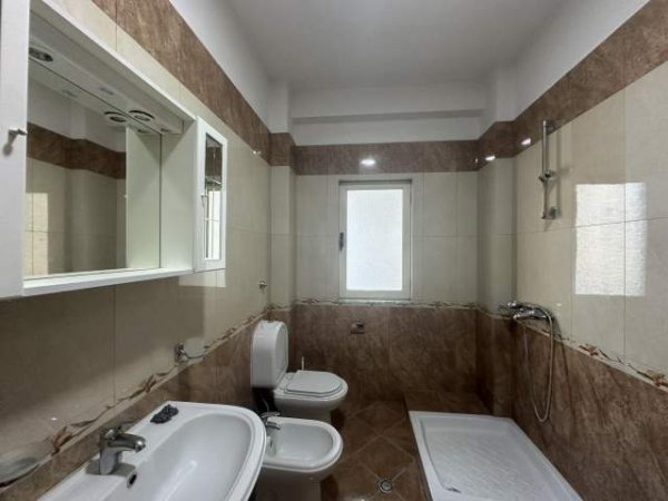 Tirane, jap me qera apartament 4+1 Kati 3, 250 m² 750 Euro (Kodra Diellit)