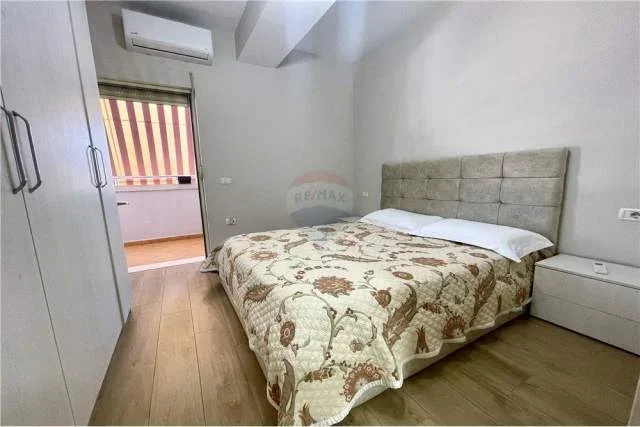 Tirane, jepet me qera apartament 1+1+BLK Kati 5, 65 m² 450 Euro