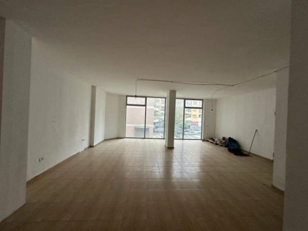 Tirane, jepet me qera apartament Kati 2, 148 m² 1.000 Euro (Bulevardi Migjeni)