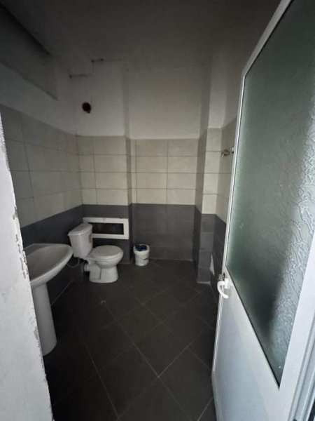 Tirane, jepet me qera apartament Kati 2, 148 m² 1.000 Euro (Bulevardi Migjeni)