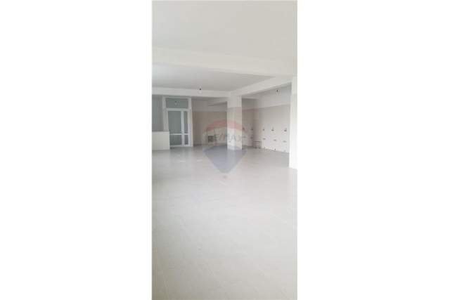 Tirane, jepet me qera apartament Kati 0, 395 m² 2.000 Euro (Liqeni Thate)