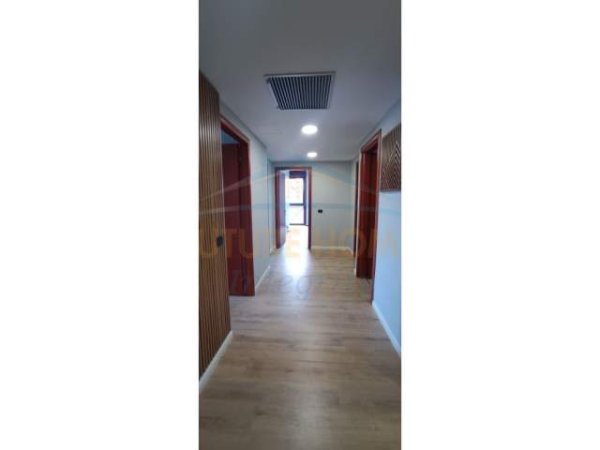 Tirane, jepet me qera ambjent biznesi Kati 3, 140 m² 2.000 Euro (Qender)