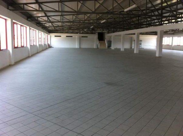 Tirane, jepet me qera magazine Kati 2, 1.700 m²  prane QTU, 6800 euro