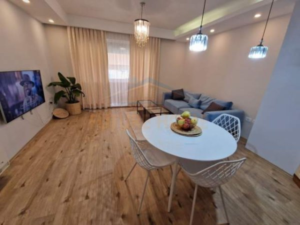 Tirane, jepet me qera apartament 2+1 Kati 2, 85 m² 600 Euro (Ish-Parku Autobuzave)