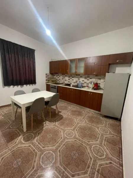 Tirane, jepet me qera 3+1 Kati 1, 40.000 Leke