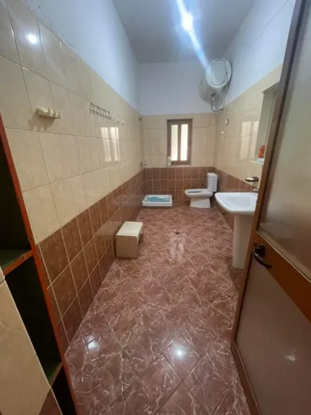 Tirane, jepet me qera 3+1 Kati 1, 40.000 Leke