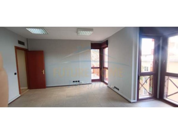 Tirane, jepet me qera ambjent biznesi Kati 3, 140 m² 2.000 Euro (Qender)