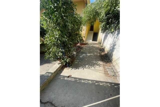Tirane, jepet me qera apartament 4+1 Kati 1, 160 m² 40.000 Leke (Rruga Teodor Keko)
