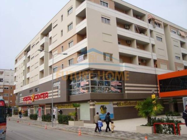 Tirane, jepet me qera ambjent biznesi Kati 2, 108 m² 1.400 Euro (KOMUN E PARISIT)