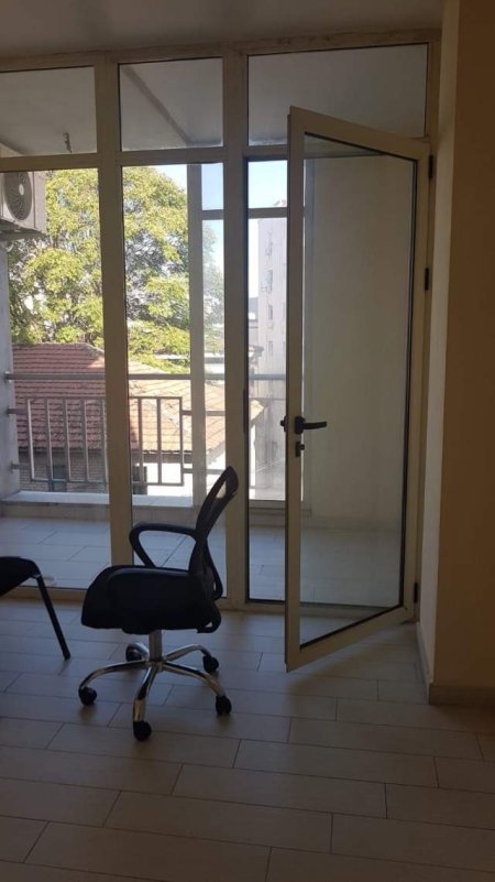 Tirane, jepet me qera apartament 3+1 Kati 0, 142 m² 900 Euro (Pazari Ri)