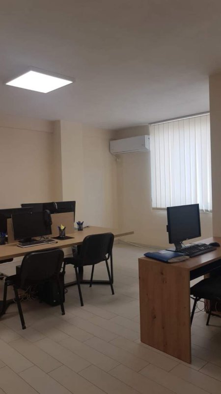 Tirane, jepet me qera apartament 3+1 Kati 0, 142 m² 900 Euro (Pazari Ri)