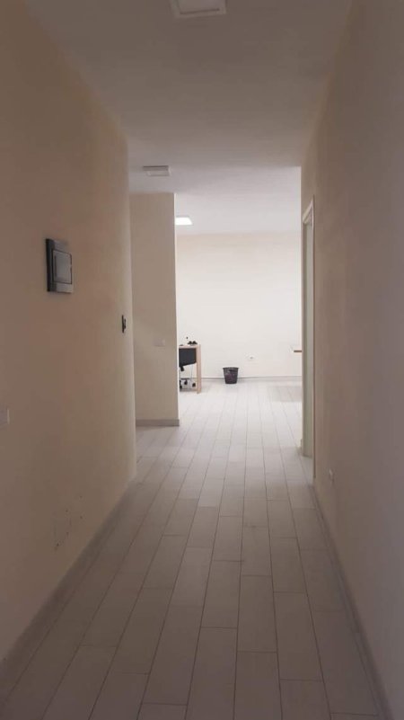 Tirane, jepet me qera apartament 3+1 Kati 0, 142 m² 900 Euro (Pazari Ri)