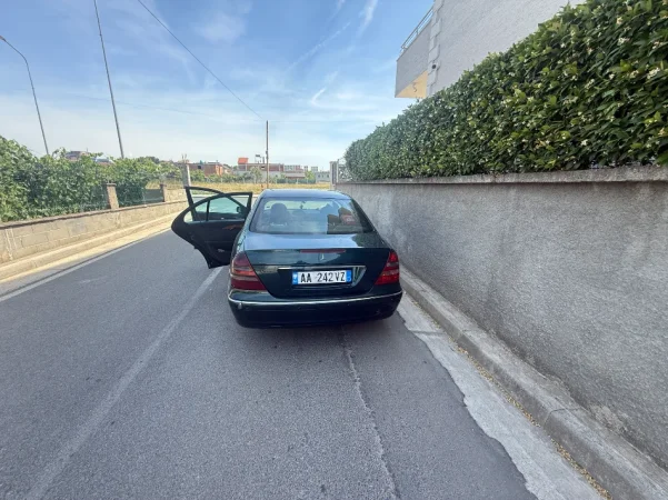 Tirane, shitet makine Mercedez benx/ E270 Nafte, jeshile automatik Kondicioner 290.000 km 2.400 € i diskutushem