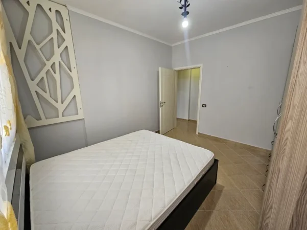 Tirane, jepet me qera apartament 1+1 , 70 m² 550 € (Komuna e Parisit)
