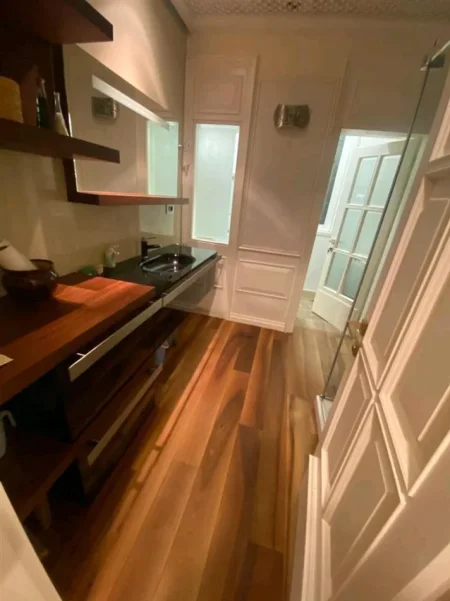 Tirane, jepet me qera apartament 1+1 Kati 3, 75 m² 600 € (SHKOLLA E KUQE)
