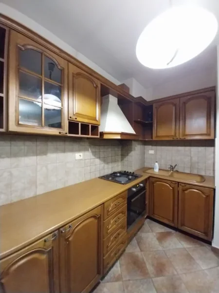 Tirane, jepet me qera apartament 1+1+Ballkon Kati 3, 85 m² 550 € (Rruga Medar Shtylla)