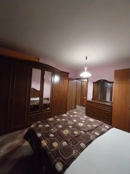Tirane, jepet me qera apartament 1+1+Ballkon Kati 3, 85 m² 550 € (Rruga Medar Shtylla)