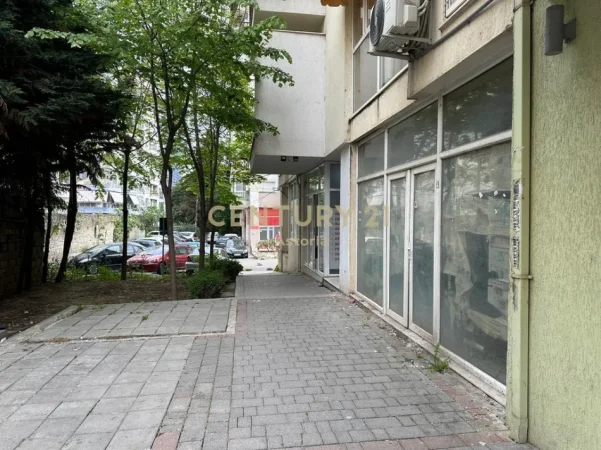 Tirane, jepet me qera dyqan Kati 0, 34 m² 700 € (Komuna e Parisit)