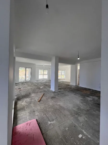 Tirane, jepet me qera dyqan Kati 0, 220 m² 3.000 € (Ali Demi)