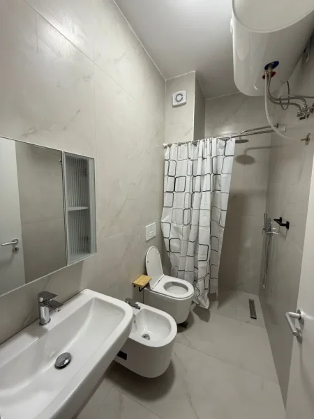 Tirane, jepet me qera apartament 1+1 , 50 m² 400 € (Ali Demi)
