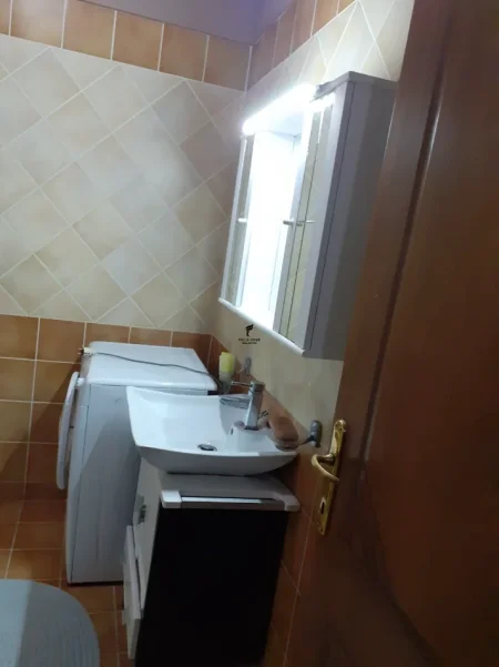 Tirane, jepet me qera apartament 2+1 Kati 5, 75 m² 600 € (IRFAN TOMINI)