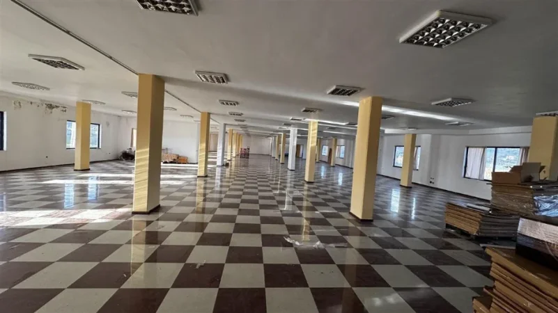 Tirane, jepet me qera zyre Kati 3, 1.300 m² 3.750 € (VAQARR)