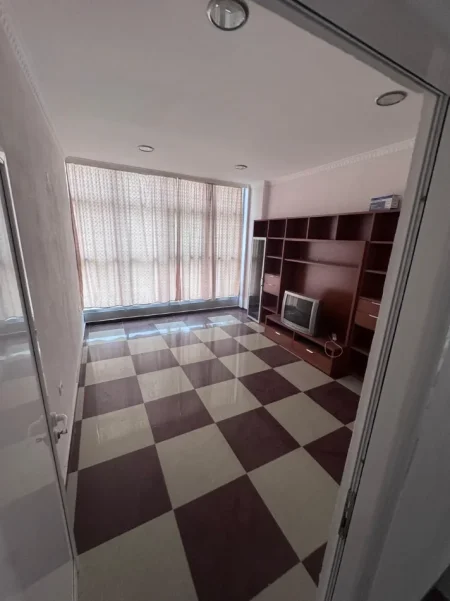 Tirane, jepet me qera zyre Kati 3, 1.300 m² 3.750 € (VAQARR)