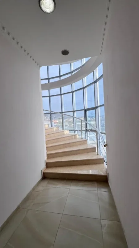Tirane, jepet me qera zyre Kati 3, 1.300 m² 3.750 € (VAQARR)