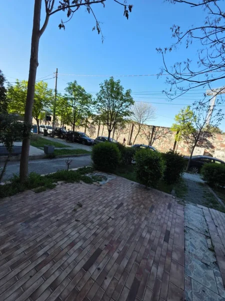 Tirane, jepet me qera zyre Kati 0, 30 m² 400 € (OXHAKU)