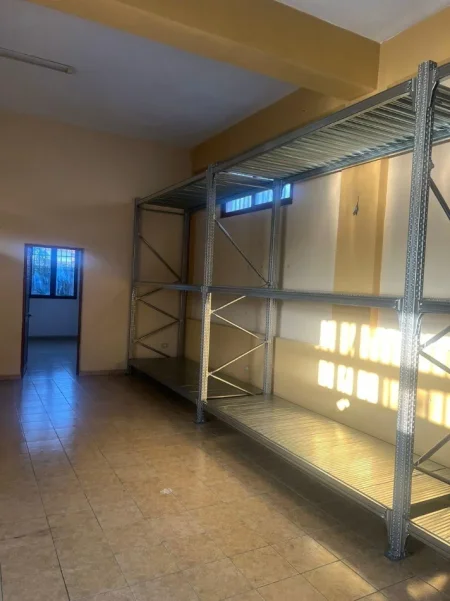 Tirane, jepet me qera magazine Kati 0, 100 m² 500 € (KODRA E PRIFTIT)