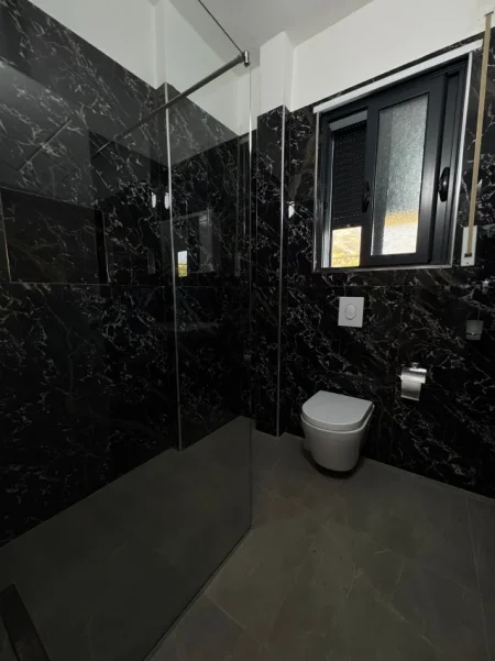 Vlore, jepet me qera 1+1 Kati 2, 65 m² 70 € (Radhime)